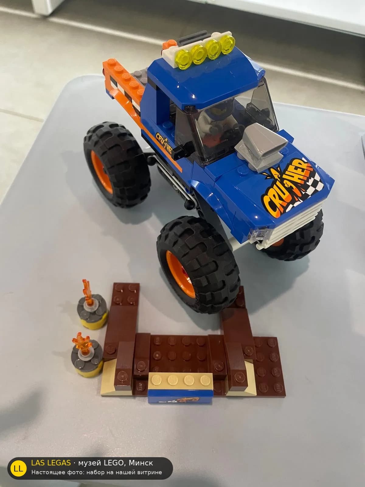 LEGO 60180 Грузовик-монстр (Monster Truck) на витрине музея Las Legas