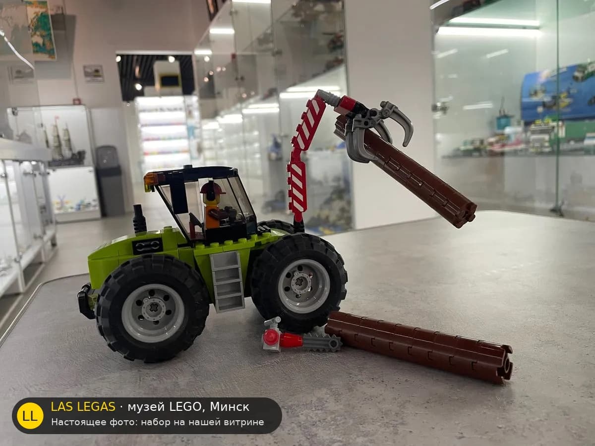 LEGO 60181 Лесной трактор (Forest Tractor) на витрине музея Las Legas
