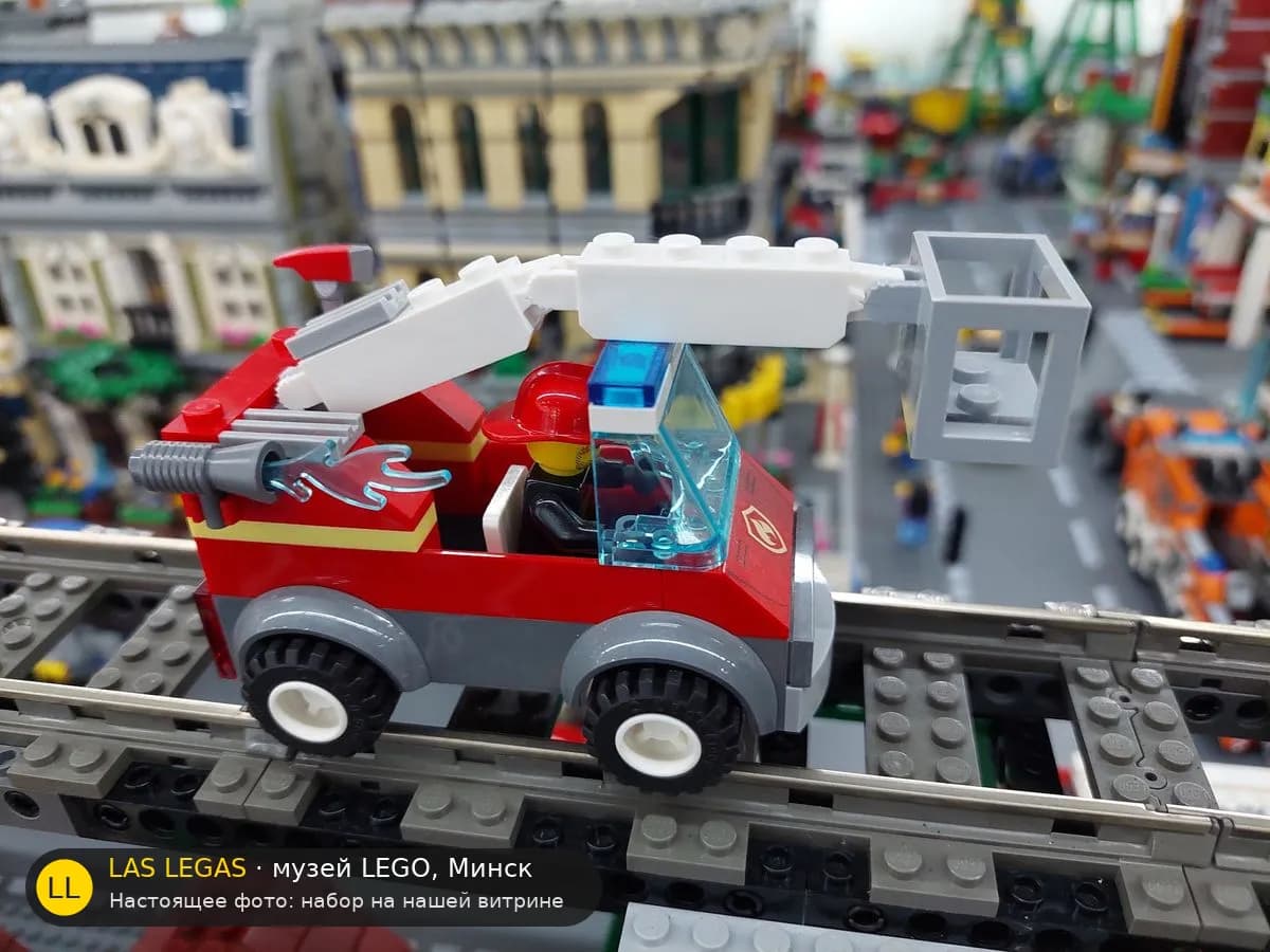 LEGO 60212 Барбекю в парке (Barbecue Burn Out) на витрине музея Las Legas
