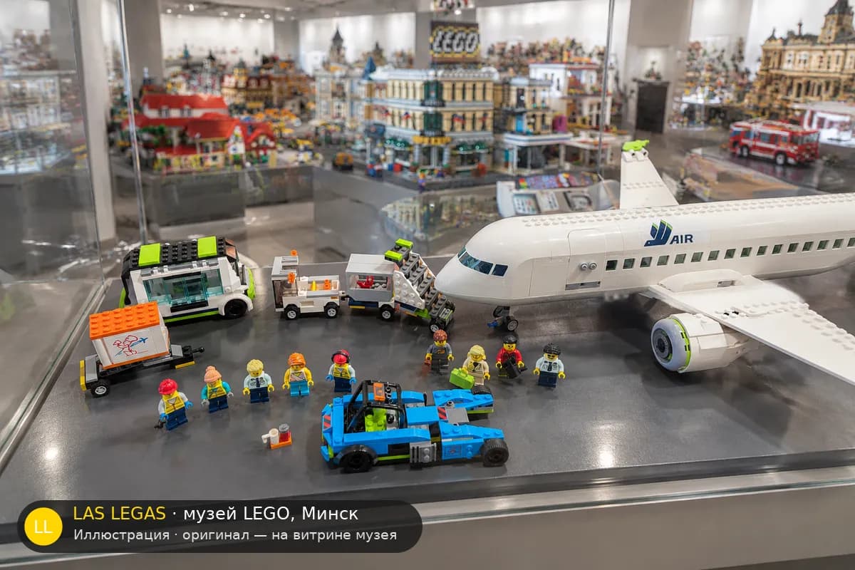 Иллюстрация: LEGO 60367 Пассажирский самолёт на витрине в зале музея Las Legas