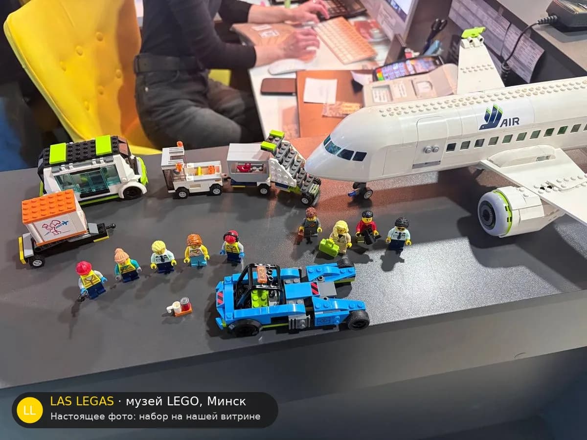 LEGO 60367 Пассажирский самолёт (Passenger Airplane) на витрине музея Las Legas