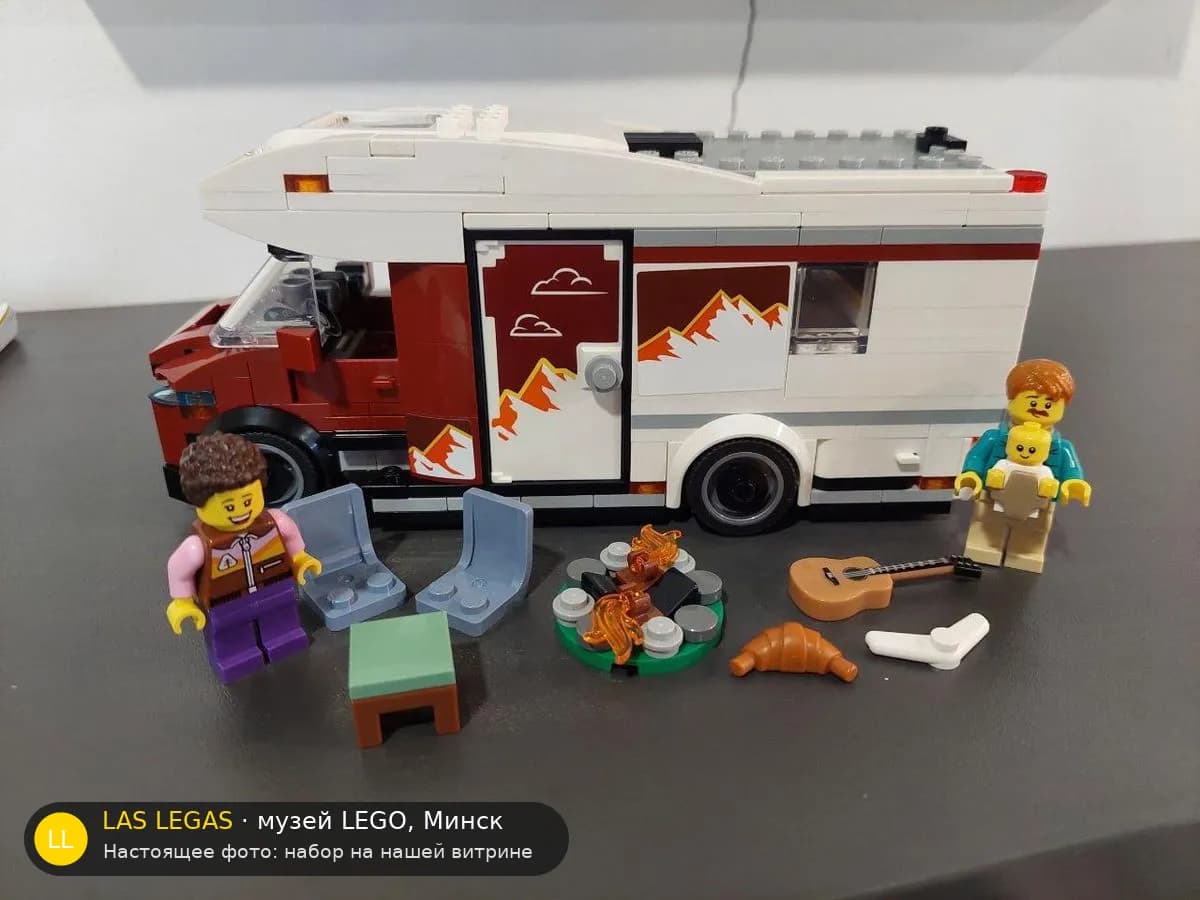 LEGO 60454 Дом на колёсах (Holiday Camper Van) на витрине музея Las Legas