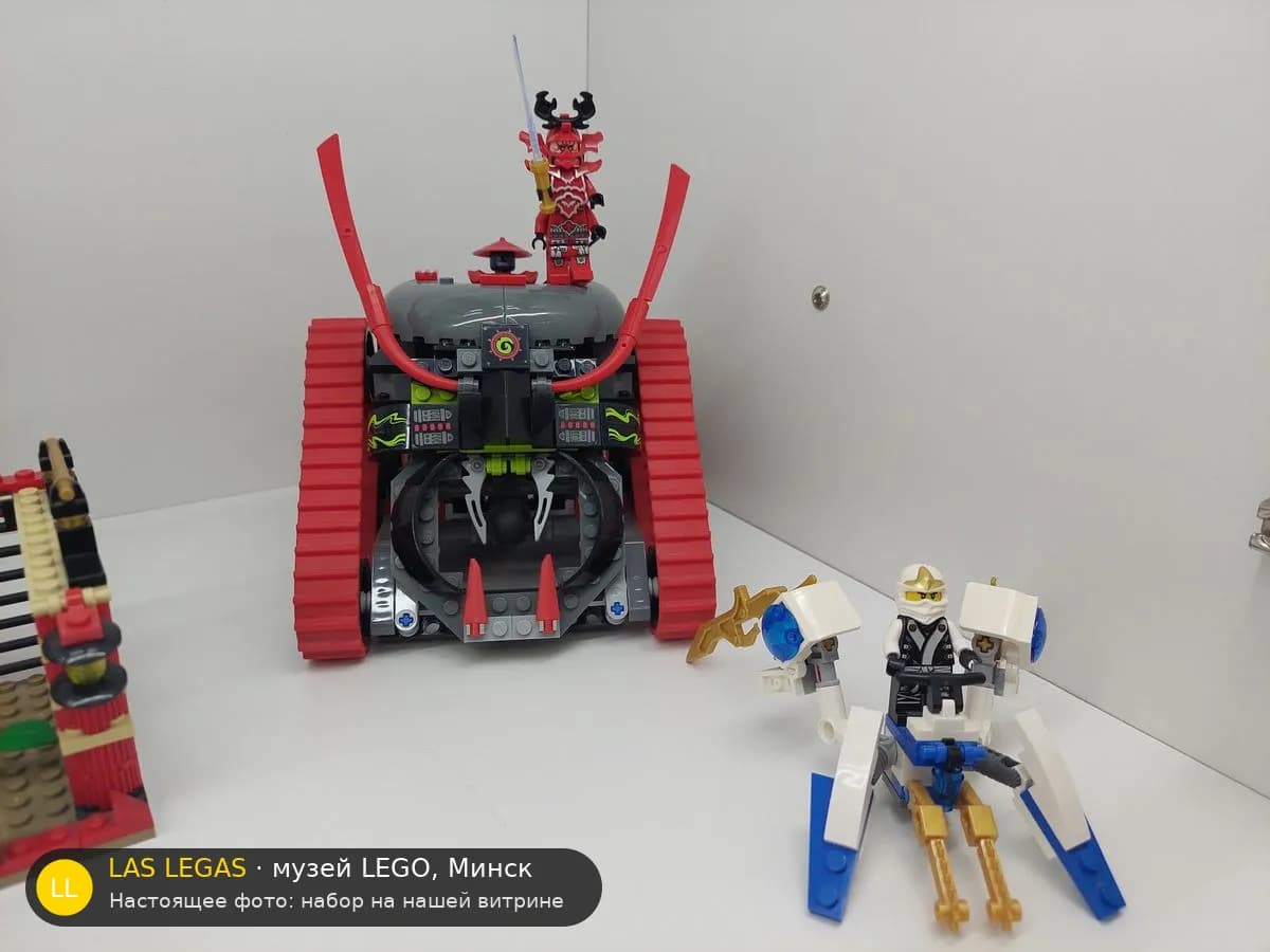 LEGO 70504 Гарматрон (Garmatron) на витрине музея Las Legas