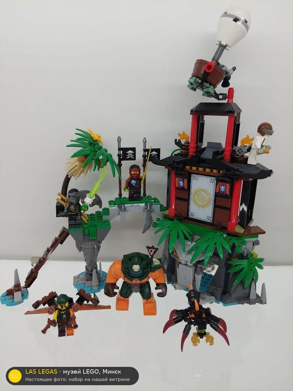 LEGO 70604 Остров Тигрицы (Tiger Widow Island) на витрине музея Las Legas