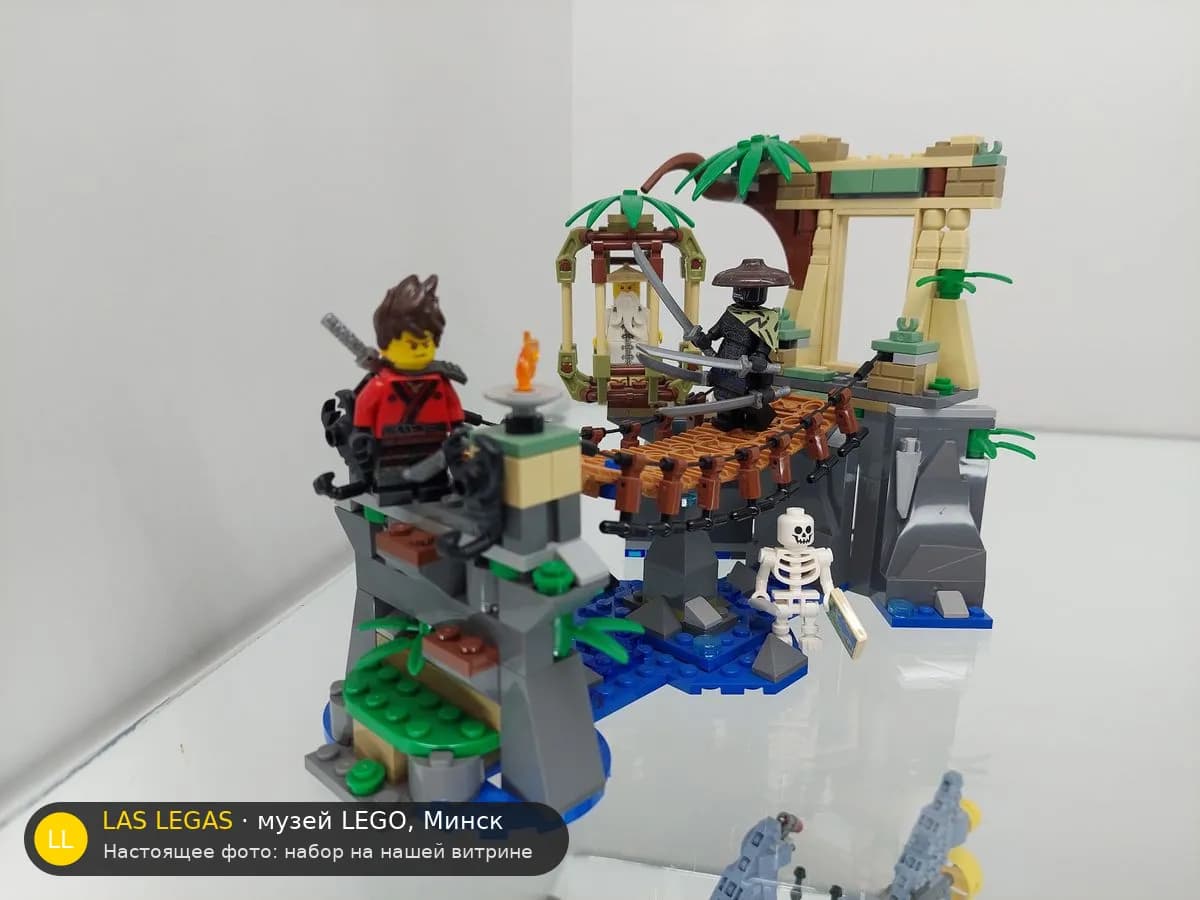 LEGO 70608 Мастерские водопады (Master Falls) на витрине музея Las Legas