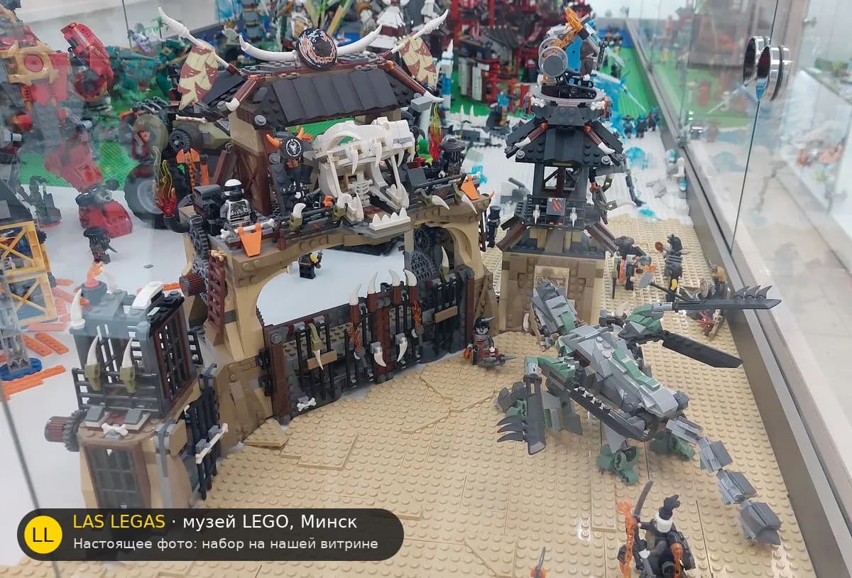 LEGO 70655 Dragon Pit (Dragon Pit) на витрине музея Las Legas