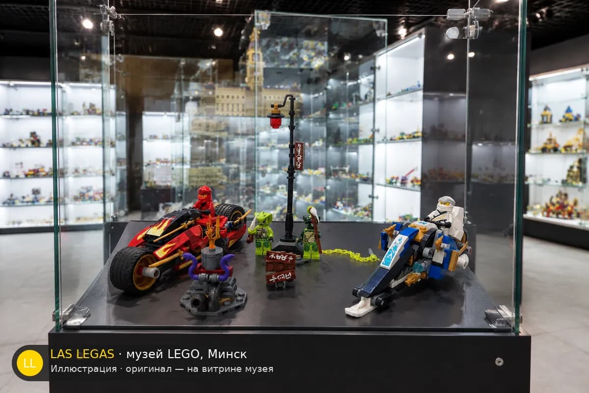 Иллюстрация: LEGO 70667 Мотоцикл Кая и снегоход Зейна на витрине в зале музея Las Legas