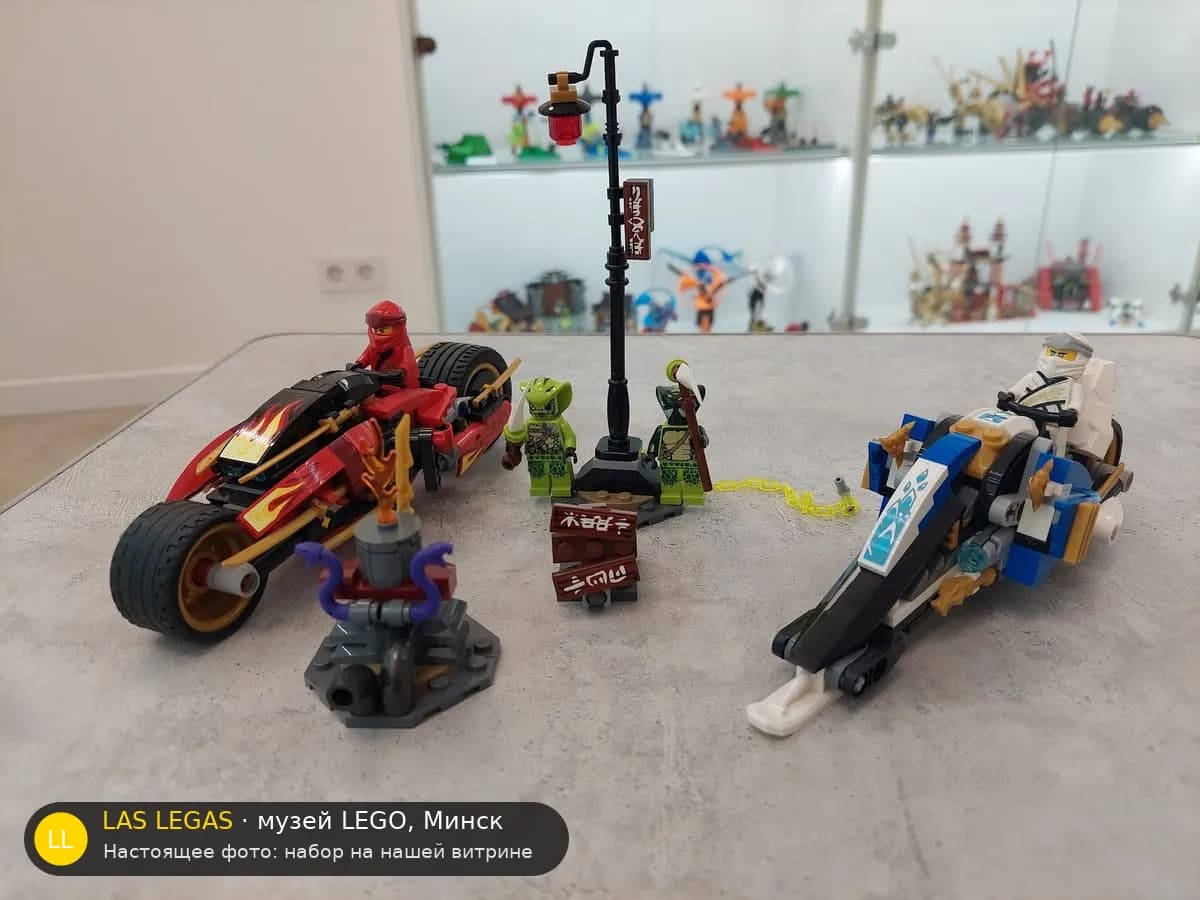 LEGO 70667 Мотоцикл Кая и снегоход Зейна (Kai's Blade Cycle & Zane's Snowmobile) на витрине музея Las Legas