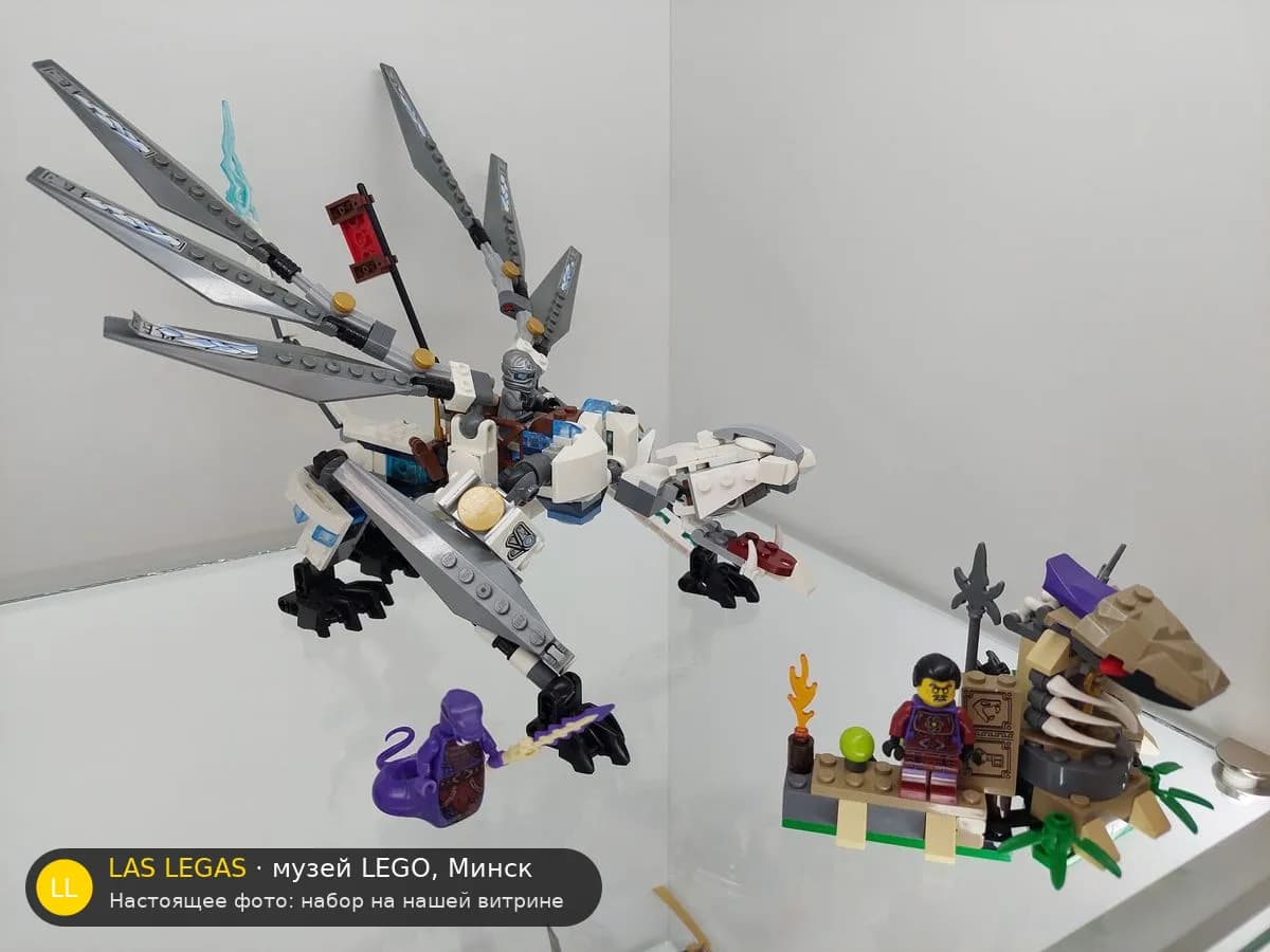 LEGO 70748 Титановый дракон (Titanium Dragon) на витрине музея Las Legas
