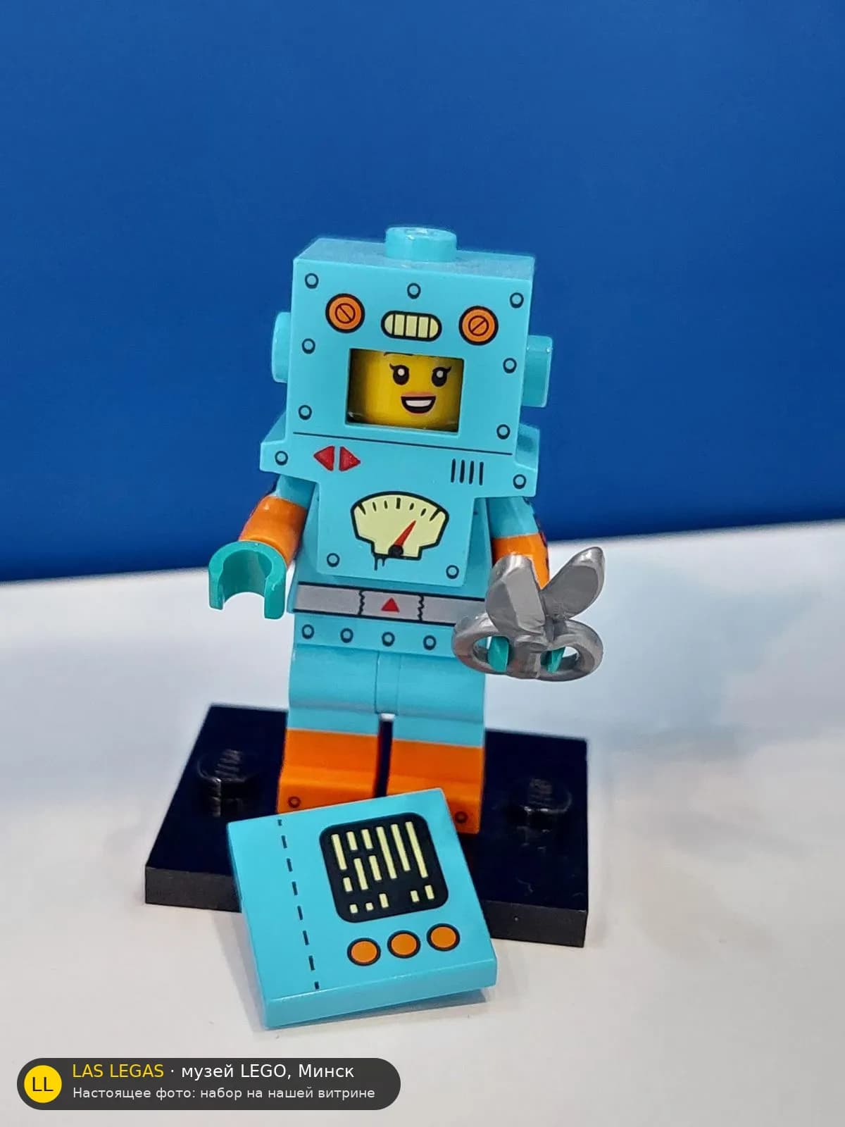 LEGO 71034 Картонный робот (Cardboard Robot) на витрине музея Las Legas