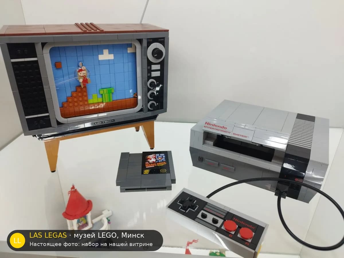 LEGO 71374 Nintendo Entertainment System (Nintendo Entertainment System) на витрине музея Las Legas