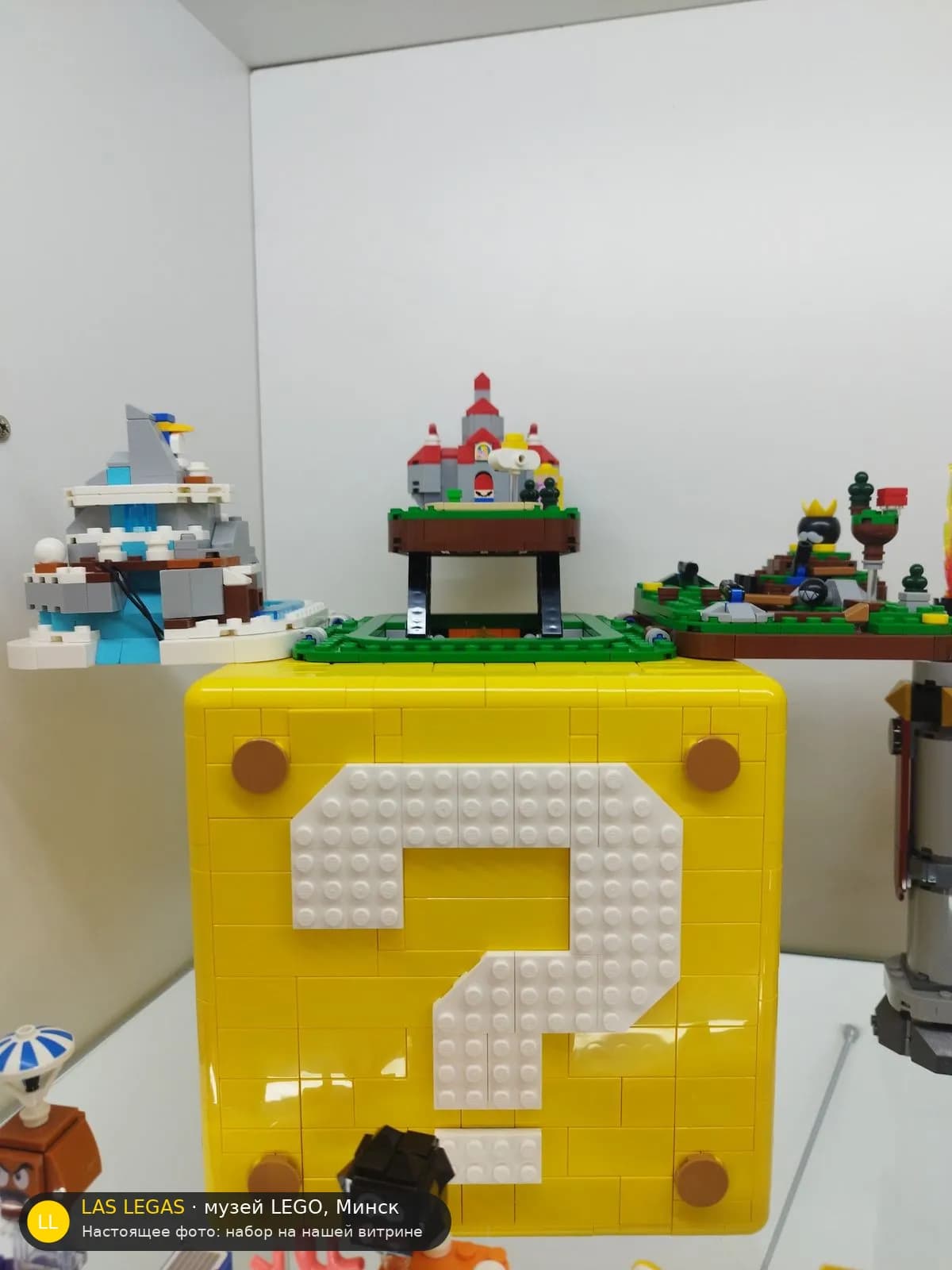 LEGO 71395 Super Mario 64 — блок со знаком вопроса (Super Mario 64 Question Mark Block) на витрине музея Las Legas