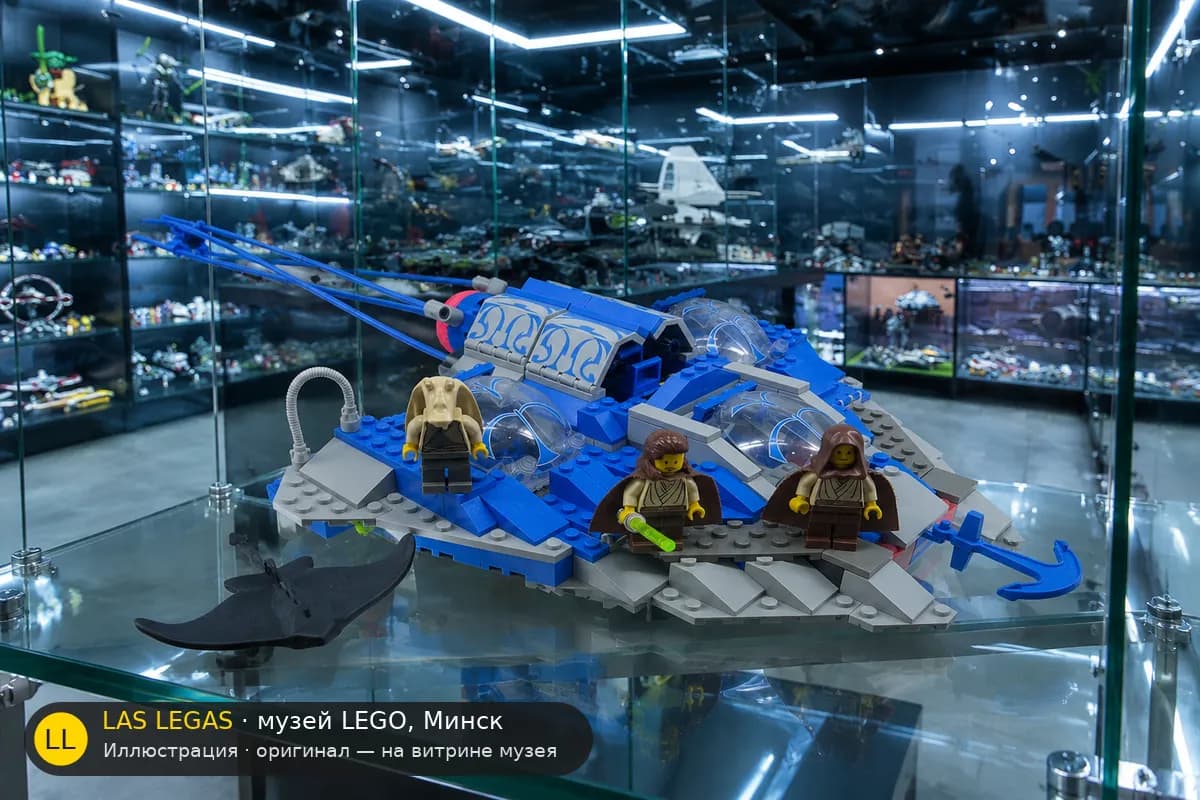 Иллюстрация: LEGO 7161 Подводная лодка гунганов на витрине в зале музея Las Legas