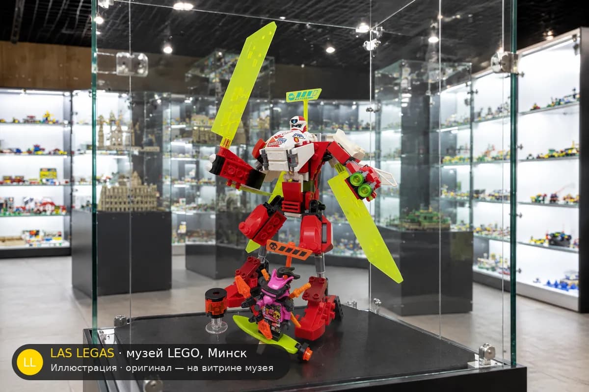 Иллюстрация: LEGO 71707 Кай: Мех-джет на витрине в зале музея Las Legas