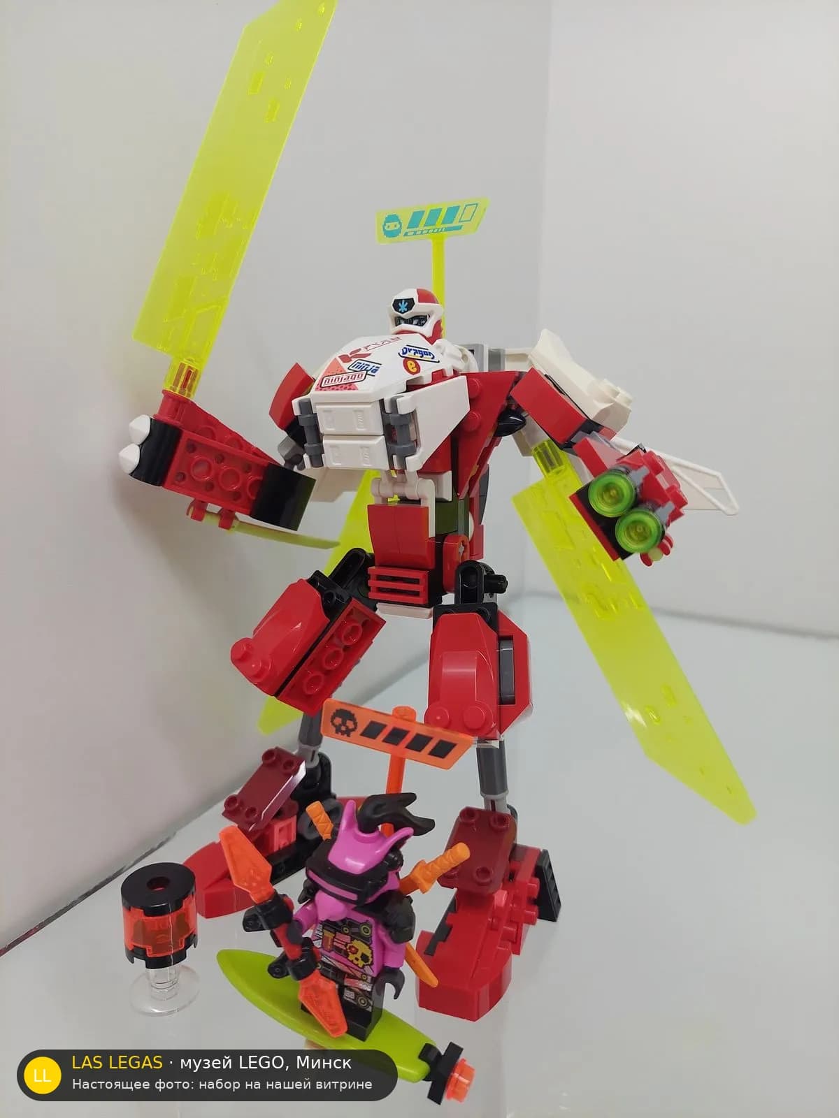 LEGO 71707 Кай: Мех-джет (Kai's Mech Jet) на витрине музея Las Legas