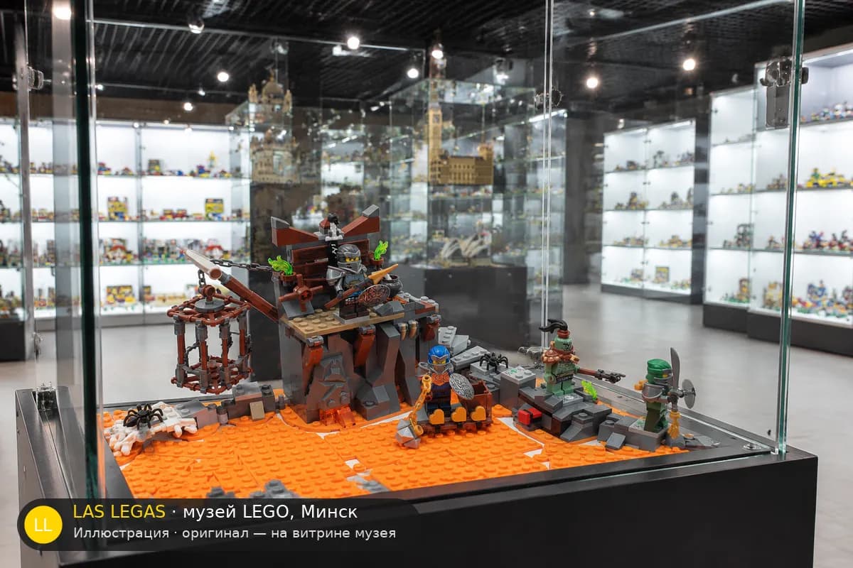 Иллюстрация: LEGO 71717 Путешествие в подземелья Черепа на витрине в зале музея Las Legas
