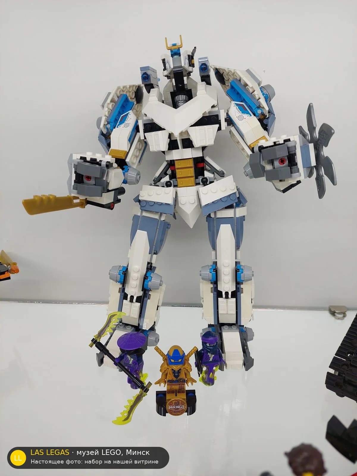 LEGO 71738 Битва титанического меха Зейна (Zane's Titan Mech Battle) на витрине музея Las Legas