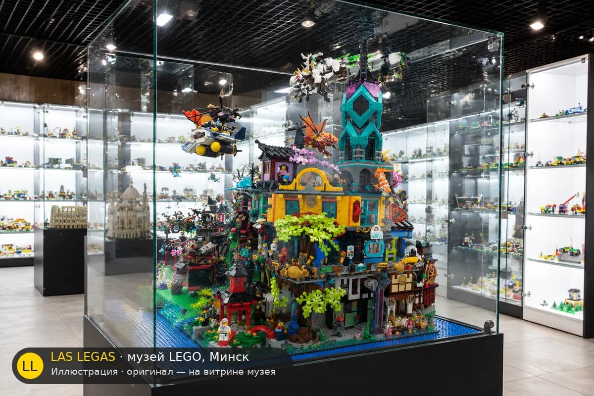 Иллюстрация: LEGO 71741 Городской сад Ниндзяго на витрине в зале музея Las Legas