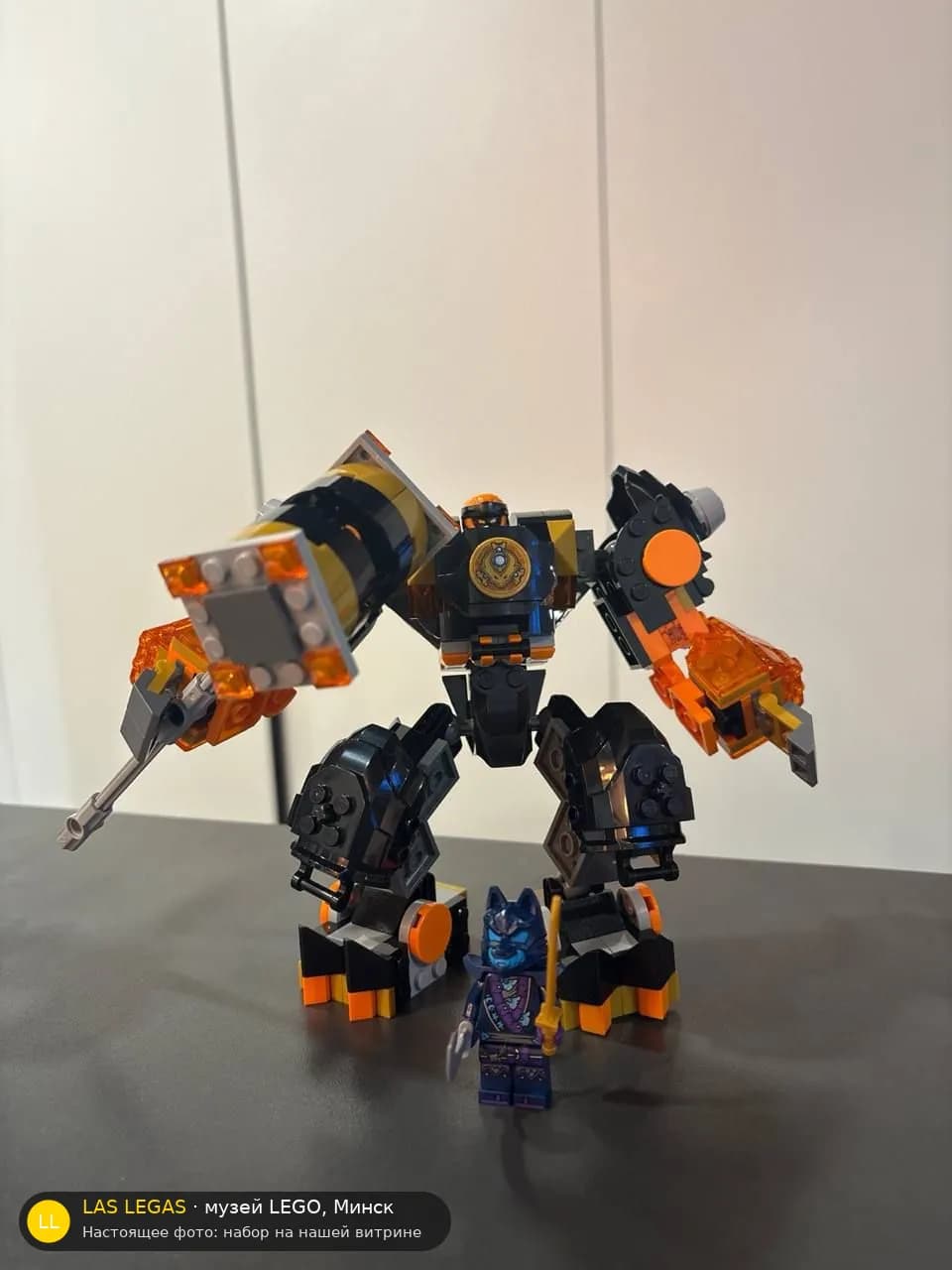 LEGO 71806 Элементальный земляной мех Коула (Cole's Elemental Earth Mech) на витрине музея Las Legas