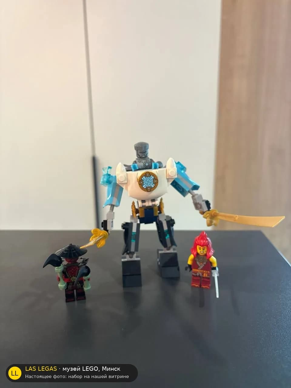 LEGO 71827 Боевой мех Зейна (Zane's Battle Suit Mech) на витрине музея Las Legas