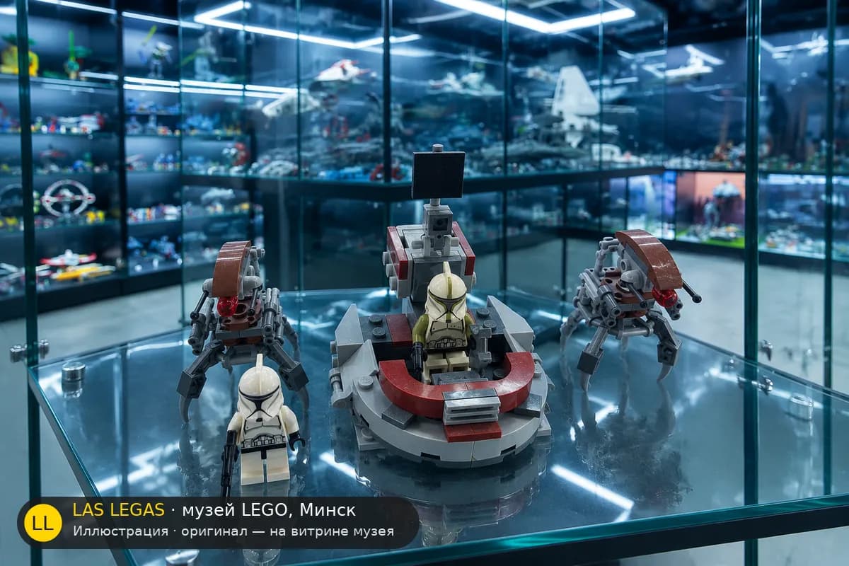 Иллюстрация: LEGO 75000 Клоны против дройдеков на витрине в зале музея Las Legas