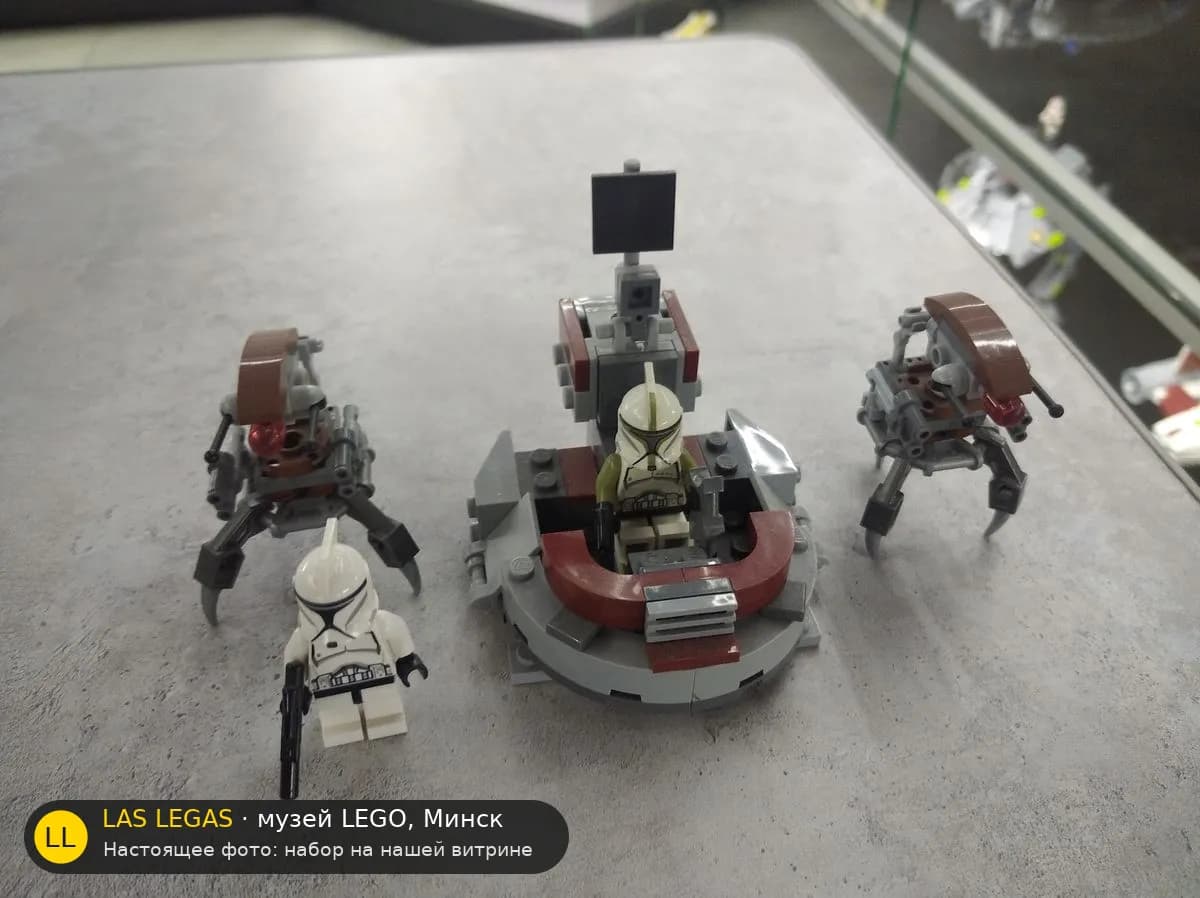 LEGO 75000 Клоны против дройдеков (Clone Troopers vs. Droidekas) на витрине музея Las Legas