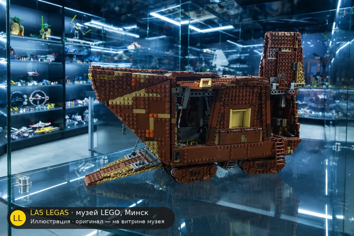 Иллюстрация: LEGO 75059 Песчаный краулер на витрине в зале музея Las Legas
