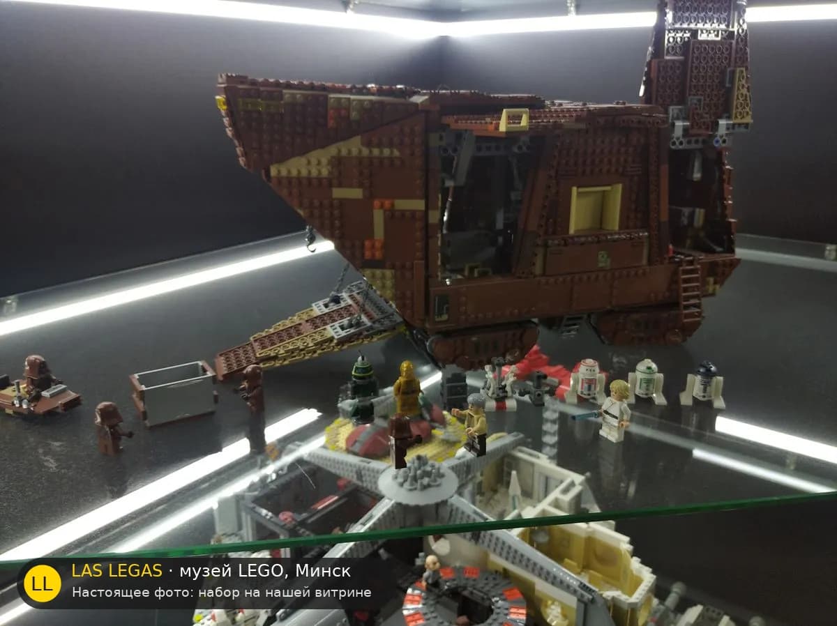 LEGO 75059 Песчаный краулер (Sandcrawler) на витрине музея Las Legas