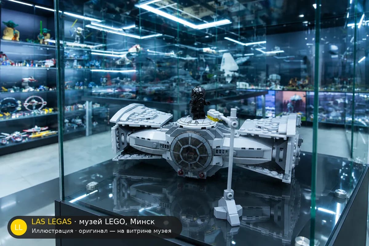 Иллюстрация: LEGO 75082 Имперский истребитель TIE Advanced Prototype на витрине в зале музея Las Legas