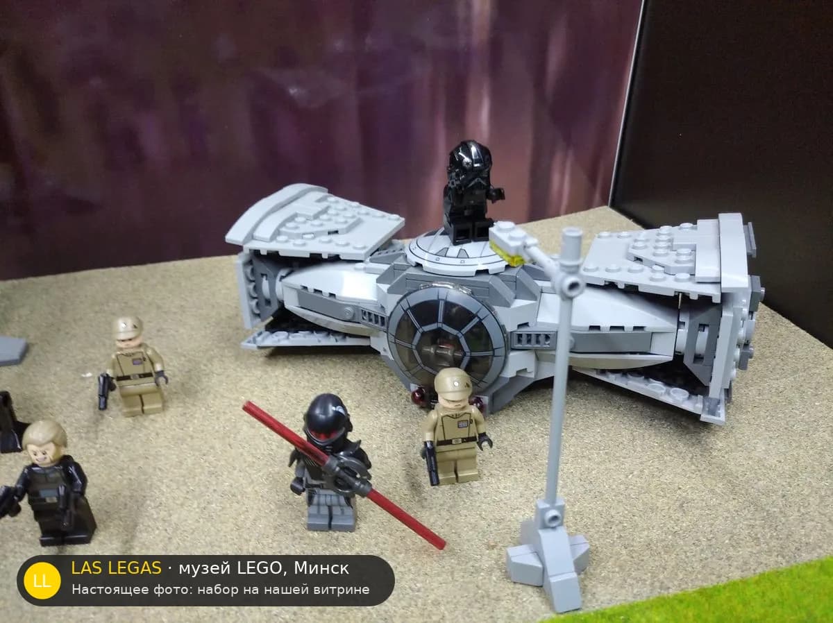 LEGO 75082 Имперский истребитель TIE Advanced Prototype (TIE Advanced Prototype) на витрине музея Las Legas