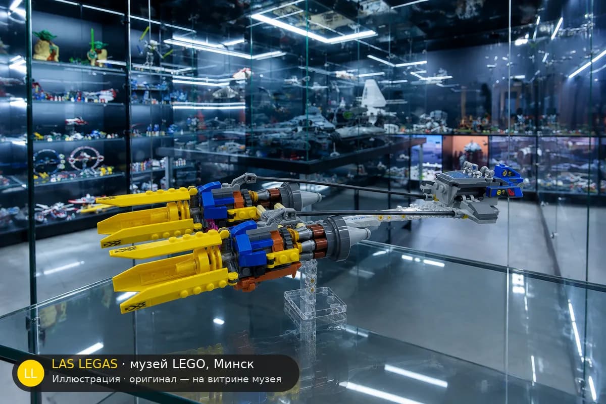 Иллюстрация: LEGO 75258 Гоночный под 20-летний юбилей на витрине в зале музея Las Legas