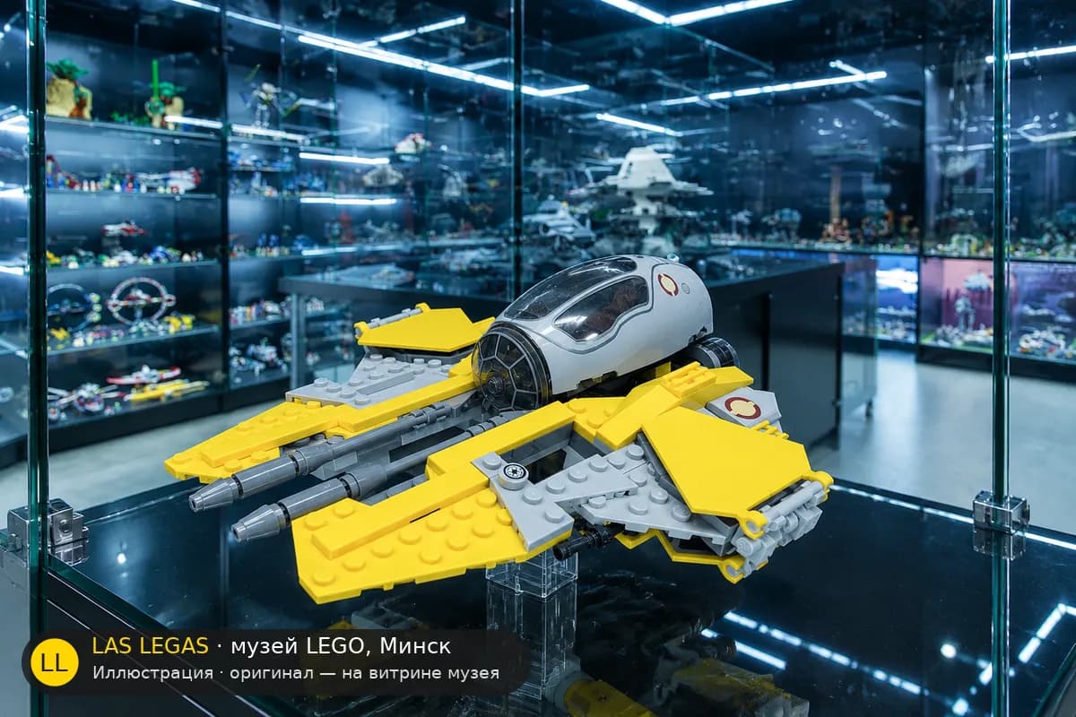 Иллюстрация: LEGO 75281 Истребитель Энакина на витрине в зале музея Las Legas