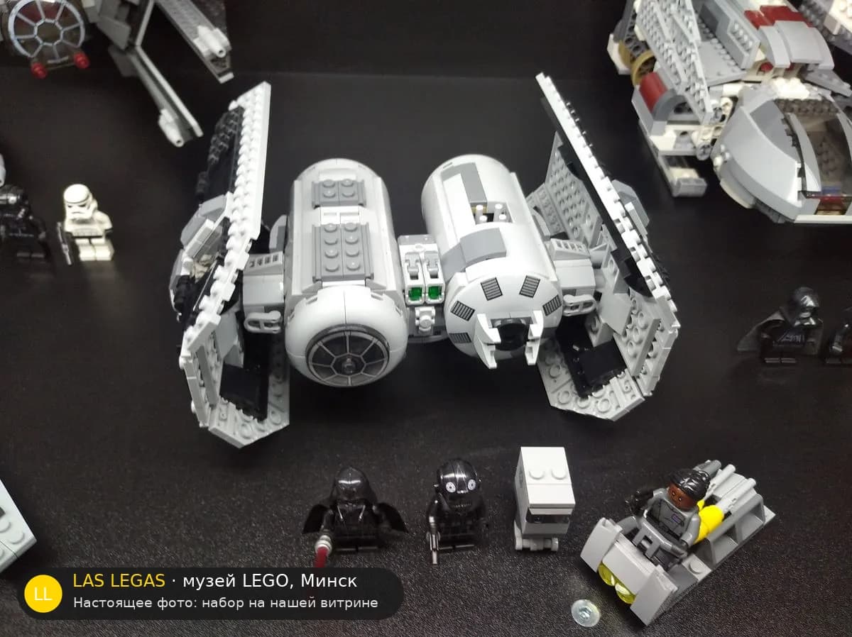 LEGO 75347 Бомбардировщик TIE (TIE Bomber) на витрине музея Las Legas