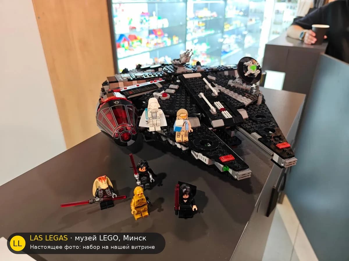LEGO 75389 Тёмный Сокол (The Dark Falcon) на витрине музея Las Legas