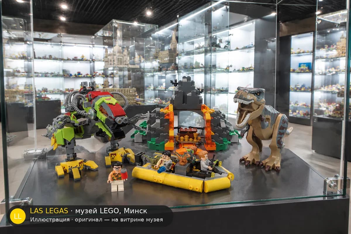Иллюстрация: LEGO 75938 T. rex против динозавра-меха на витрине в зале музея Las Legas