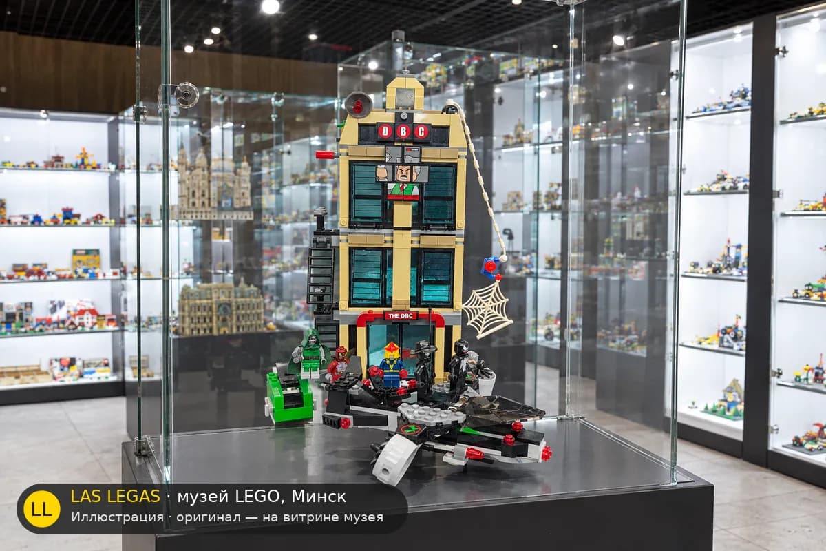 Иллюстрация: LEGO 76005 Spider-Man: Daily Bugle Showdown на витрине в зале музея Las Legas