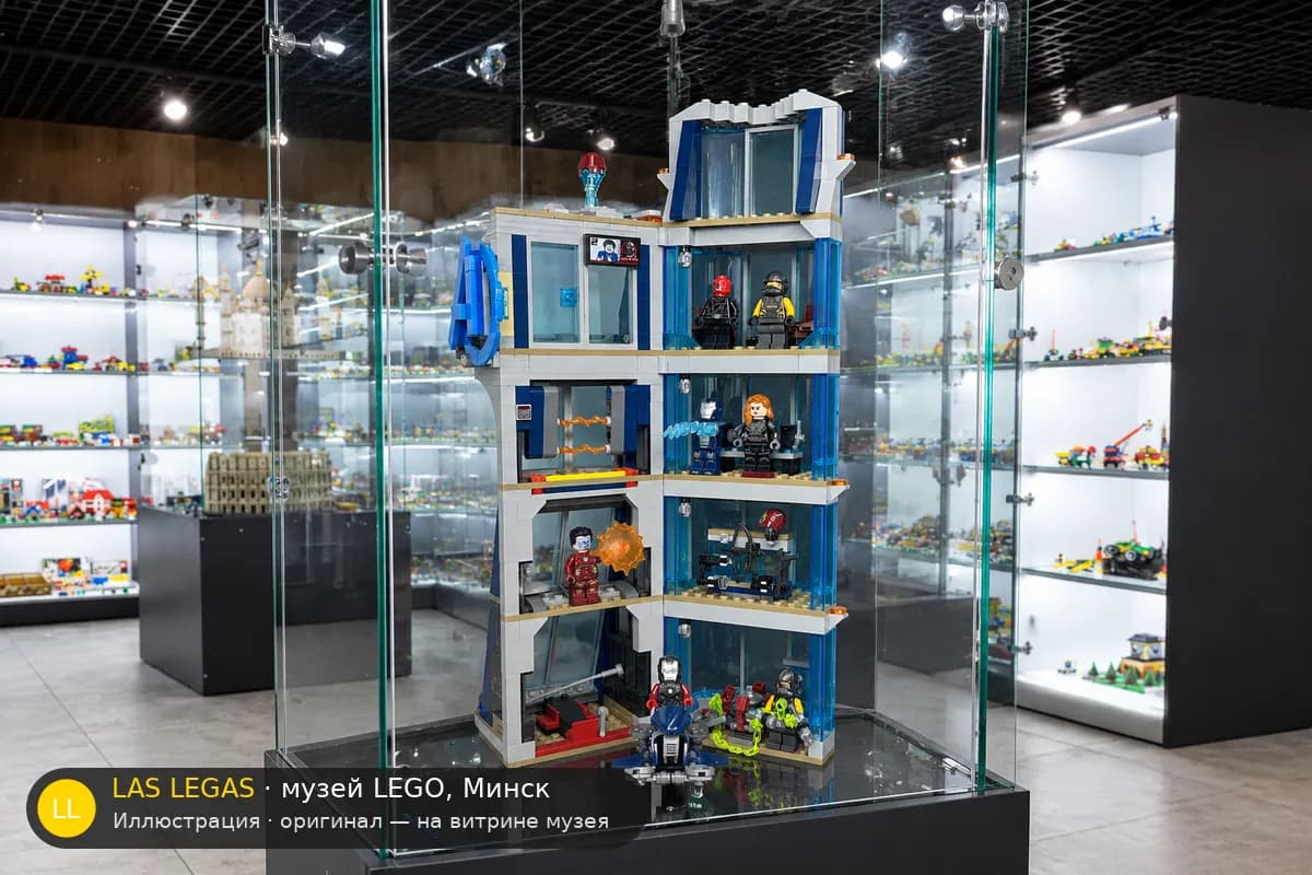 Иллюстрация: LEGO 76166 Башня Мстителей на витрине в зале музея Las Legas