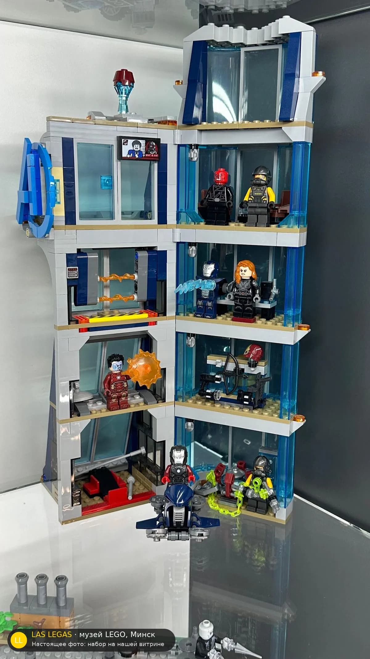 LEGO 76166 Башня Мстителей (Avengers Tower Battle) на витрине музея Las Legas