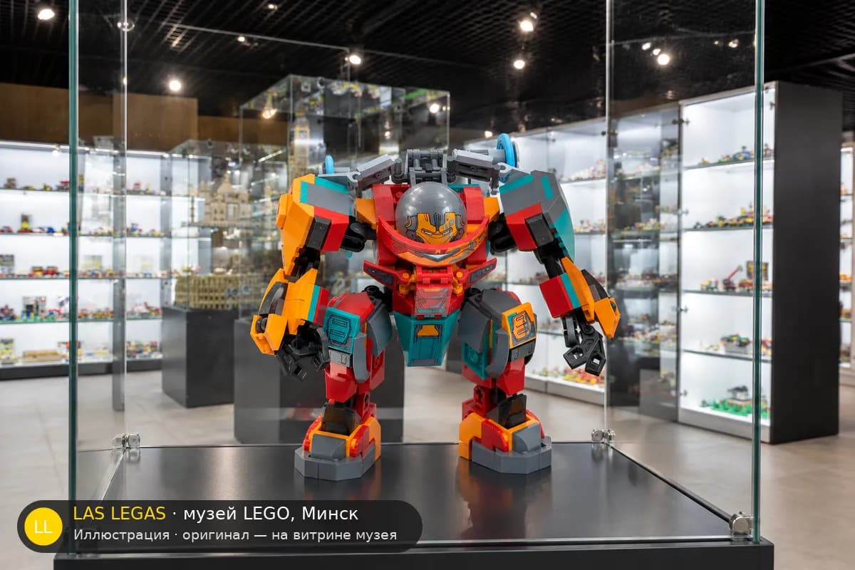 Иллюстрация: LEGO 76194 Сакаарский Железный Человек Тони Старка на витрине в зале музея Las Legas