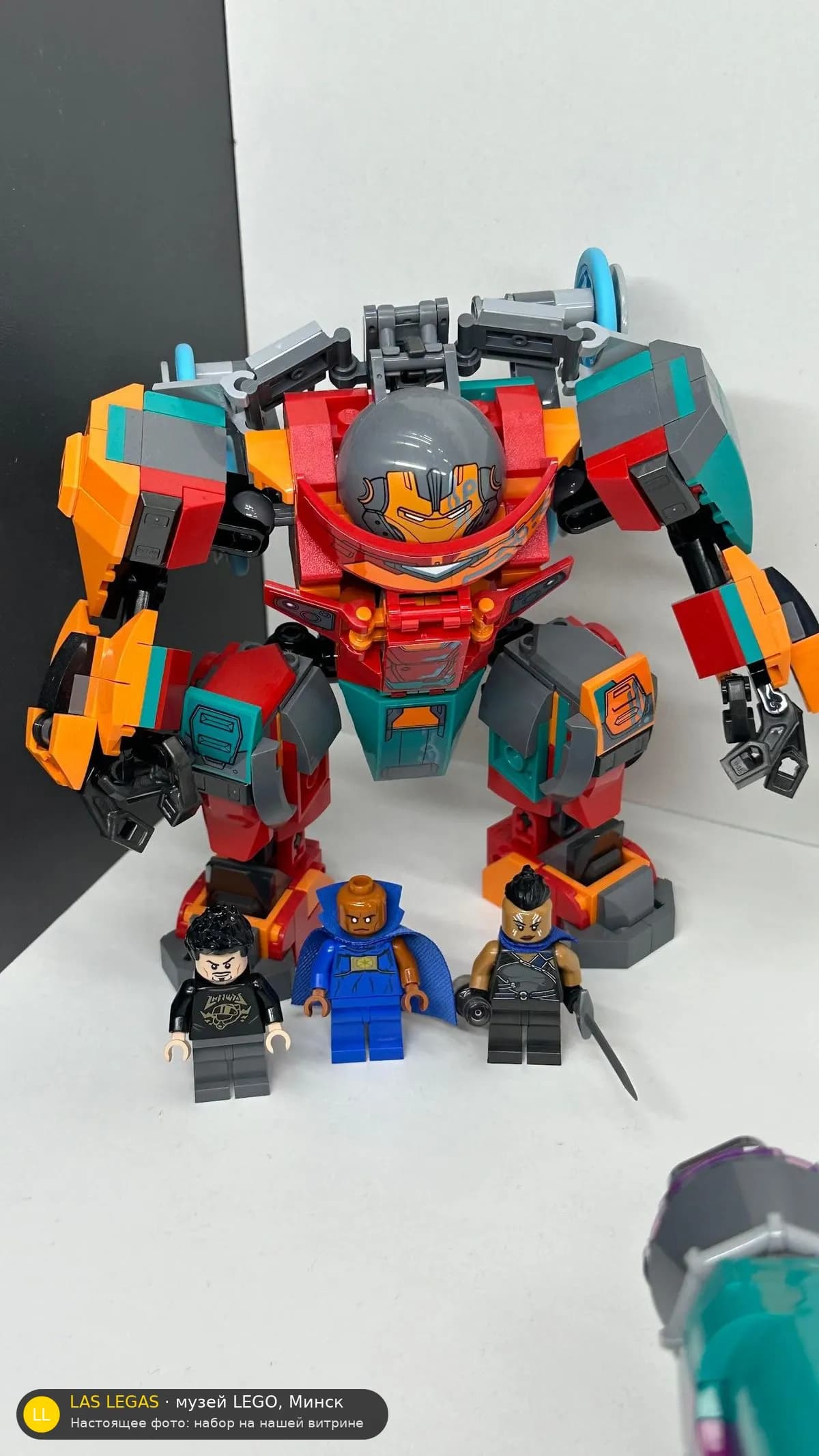 LEGO 76194 Сакаарский Железный Человек Тони Старка (Tony Stark's Sakaarian Iron Man) на витрине музея Las Legas