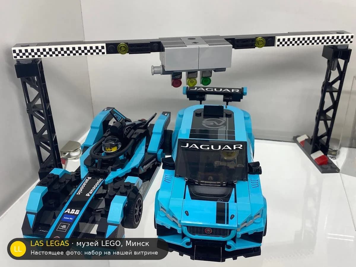 LEGO 76898 Формула E Panasonic Jaguar Racing GEN2 и Jaguar I-PACE eTROPHY (Formula E Panasonic Jaguar Racing GEN2 Car & Jaguar I-PACE eTROPHY) на витрине музея Las Legas