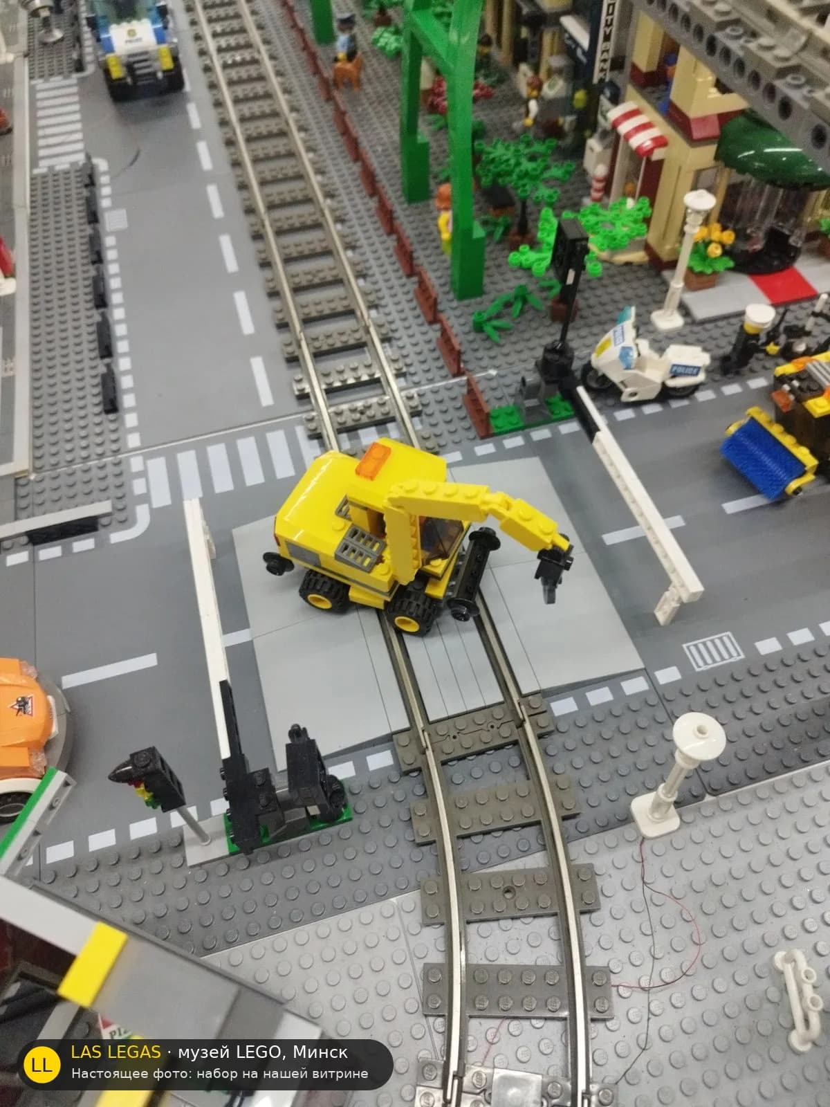 LEGO 7936 Железнодорожный переезд (Level Crossing) на витрине музея Las Legas