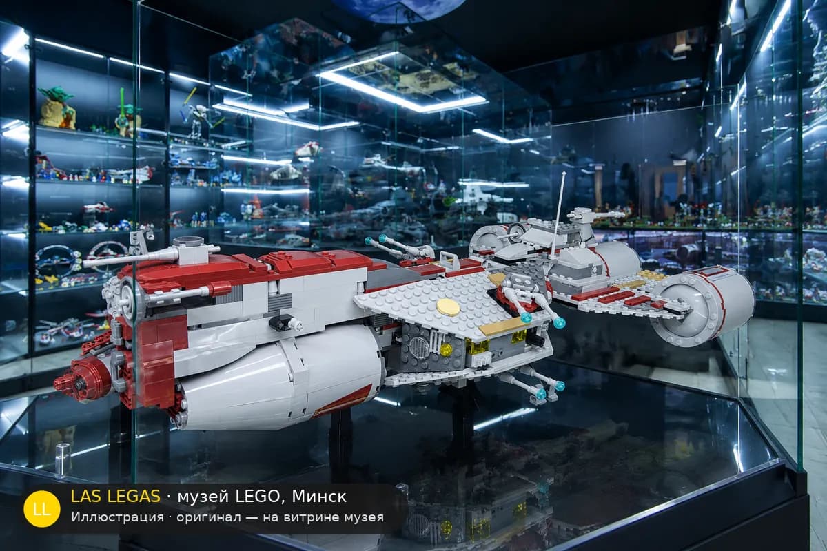 Иллюстрация: LEGO 7964 Республиканский фрегат на витрине в зале музея Las Legas