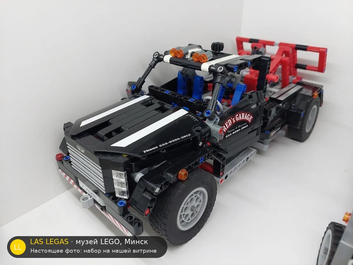 LEGO 9395 Эвакуатор (Pick-Up Tow Truck) на витрине музея Las Legas