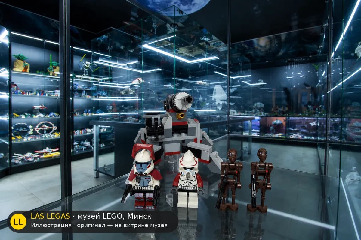 Иллюстрация: LEGO 9488 Элитный клон-штурмовик и боевой дроид-коммандос на витрине в зале музея Las Legas