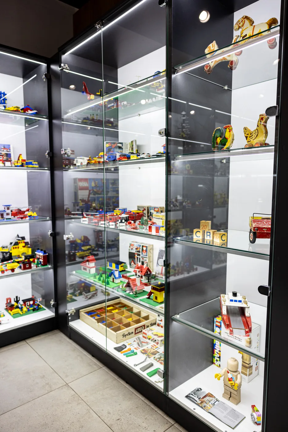 Винтажные наборы LEGO в витрине