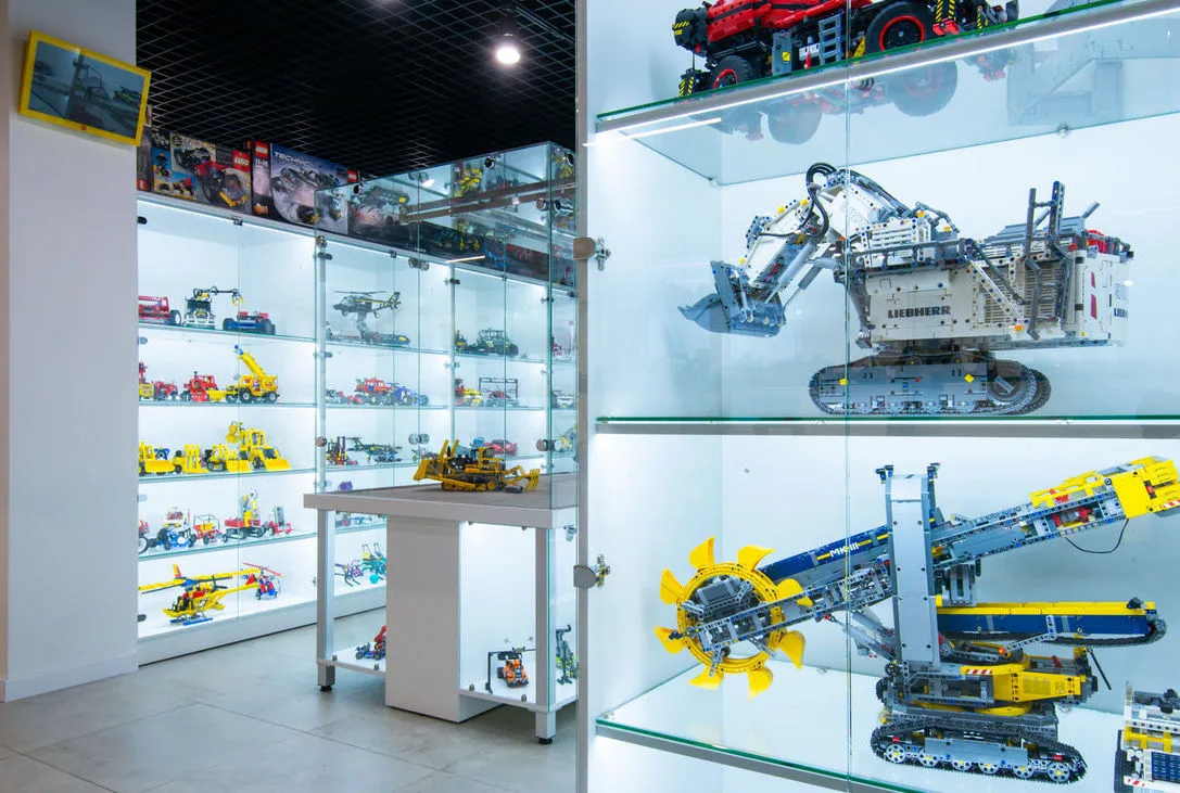 Модели LEGO Technic в витринах