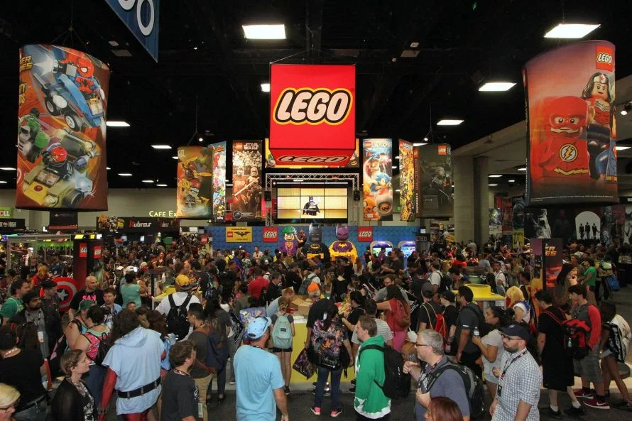 Фестиваль индустрии развлечений и комиксов Сан-Диего Comic-Con в 2016 году. Стенд компании LEGO