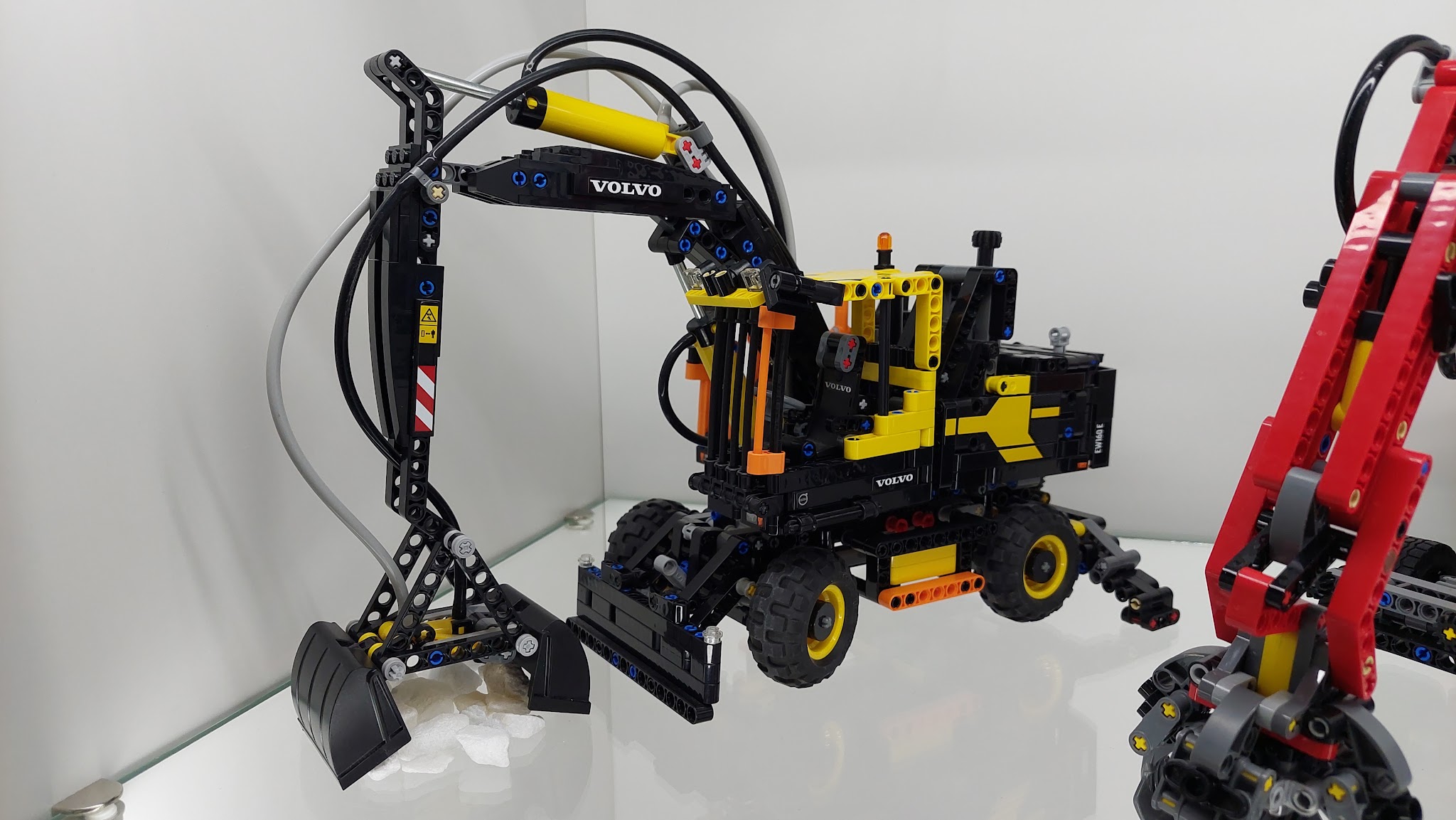 LEGO 42053 Volvo EW160E — экспонат музея Las Legas