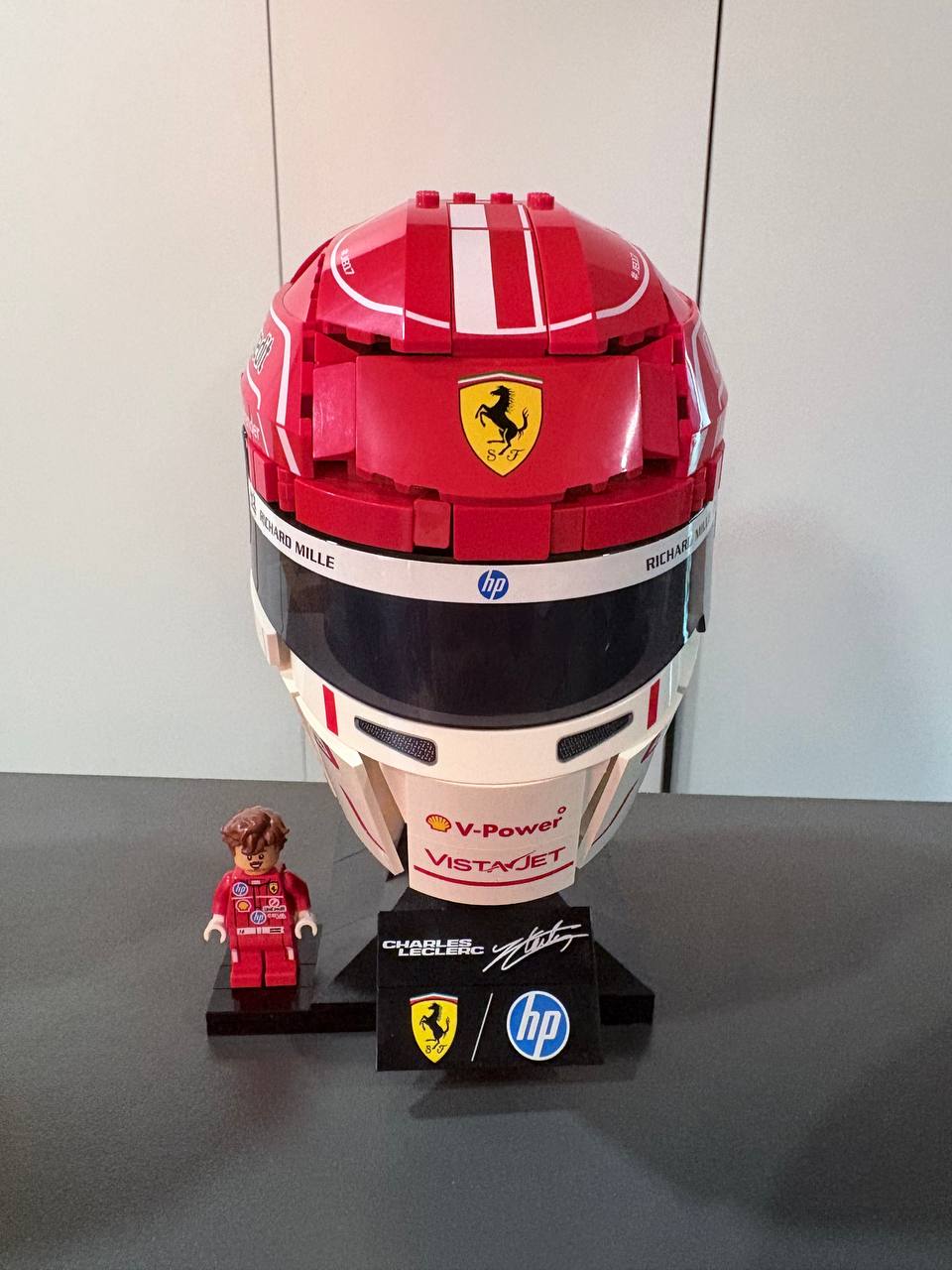 43014-1 Scuderia Ferrari HP Charles Leclerc Helmet, Editions · 2026 · 886 деталей